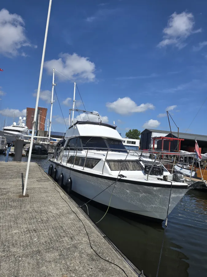 Polyester Motorboat Chris Craft Commander 37