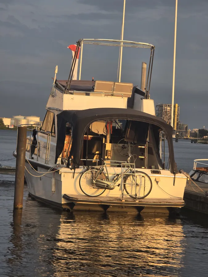 Polyester Motorboat Chris Craft Commander 37