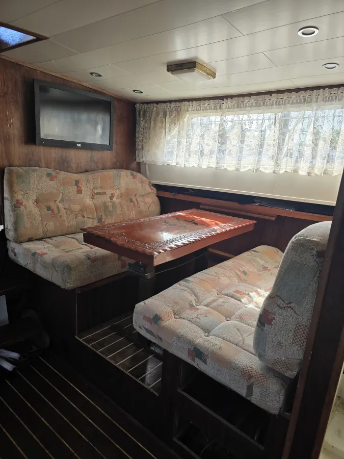 Polyester Motorboat Chris Craft Commander 37