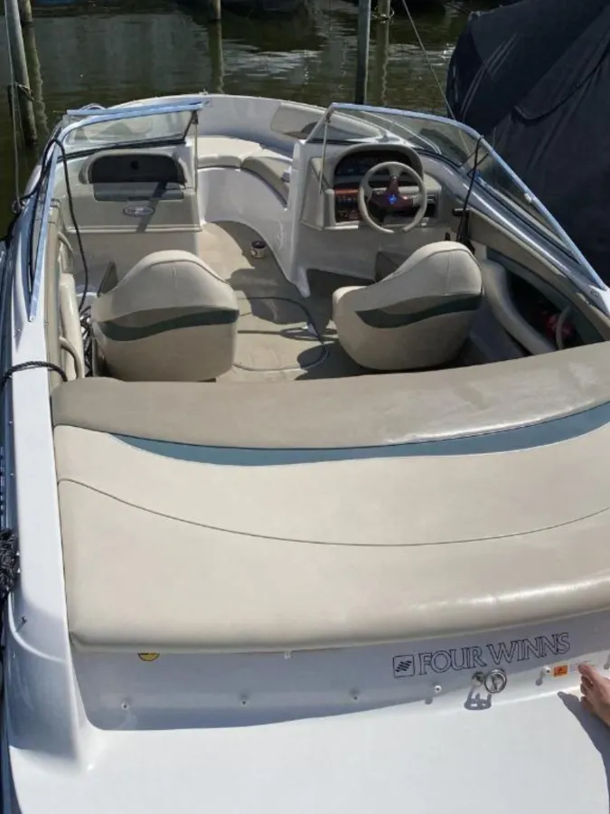 Polyester Schnellboot Four Winns Horizon 190