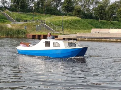 Bateau à moteur 900