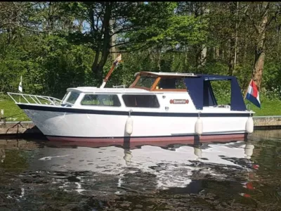 Bateau à moteur 830