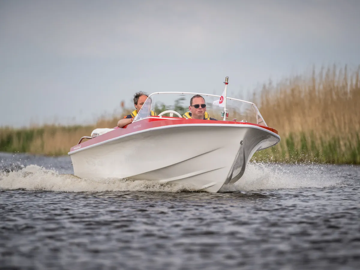 Polyester Speedboat Marino Mustang