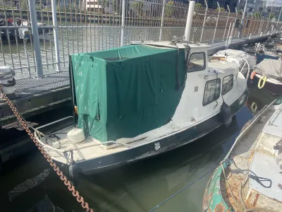 Bateau à moteur 600