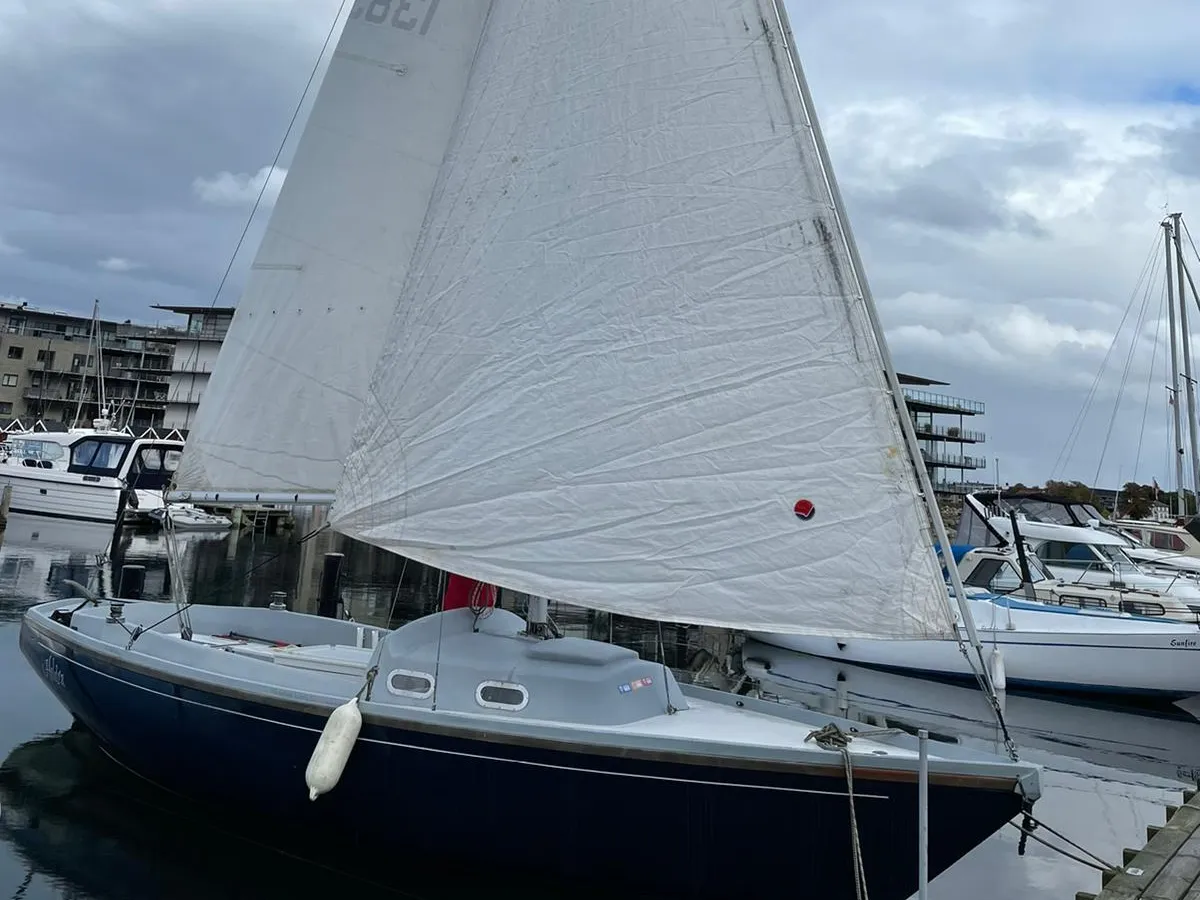 Polyester Sailboat Shipman 28