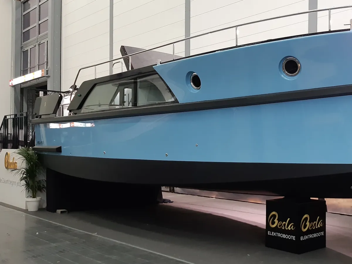 Staal Motorboot Besla 1100