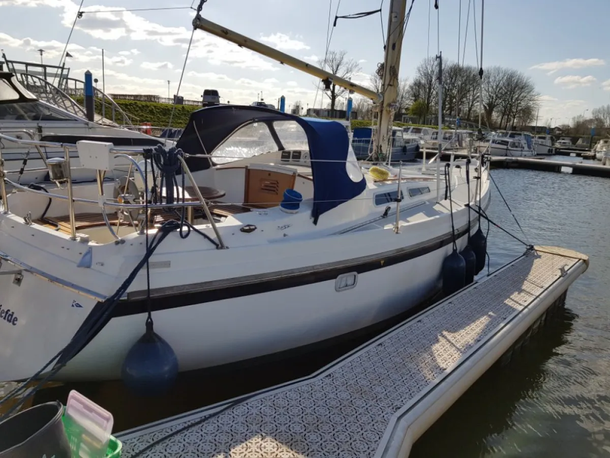 Polyester Sailboat Contest 31 HT AC