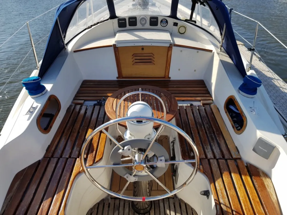 Polyester Sailboat Contest 31 HT AC