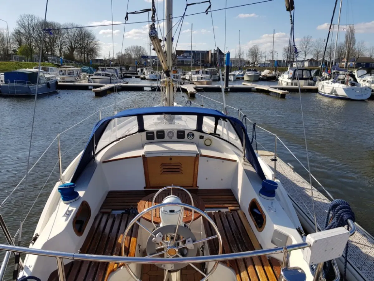 Polyester Sailboat Contest 31 HT AC