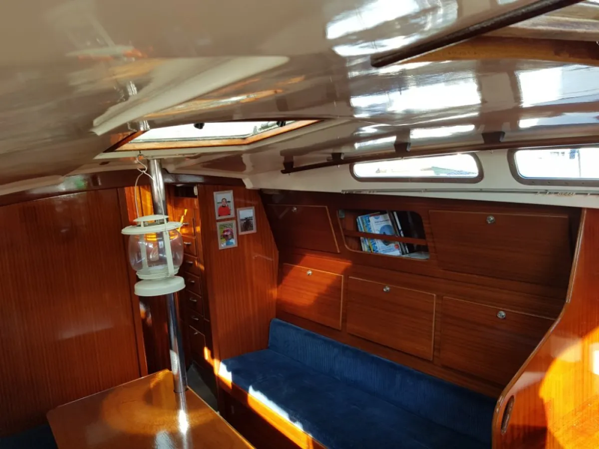 Polyester Sailboat Contest 31 HT AC