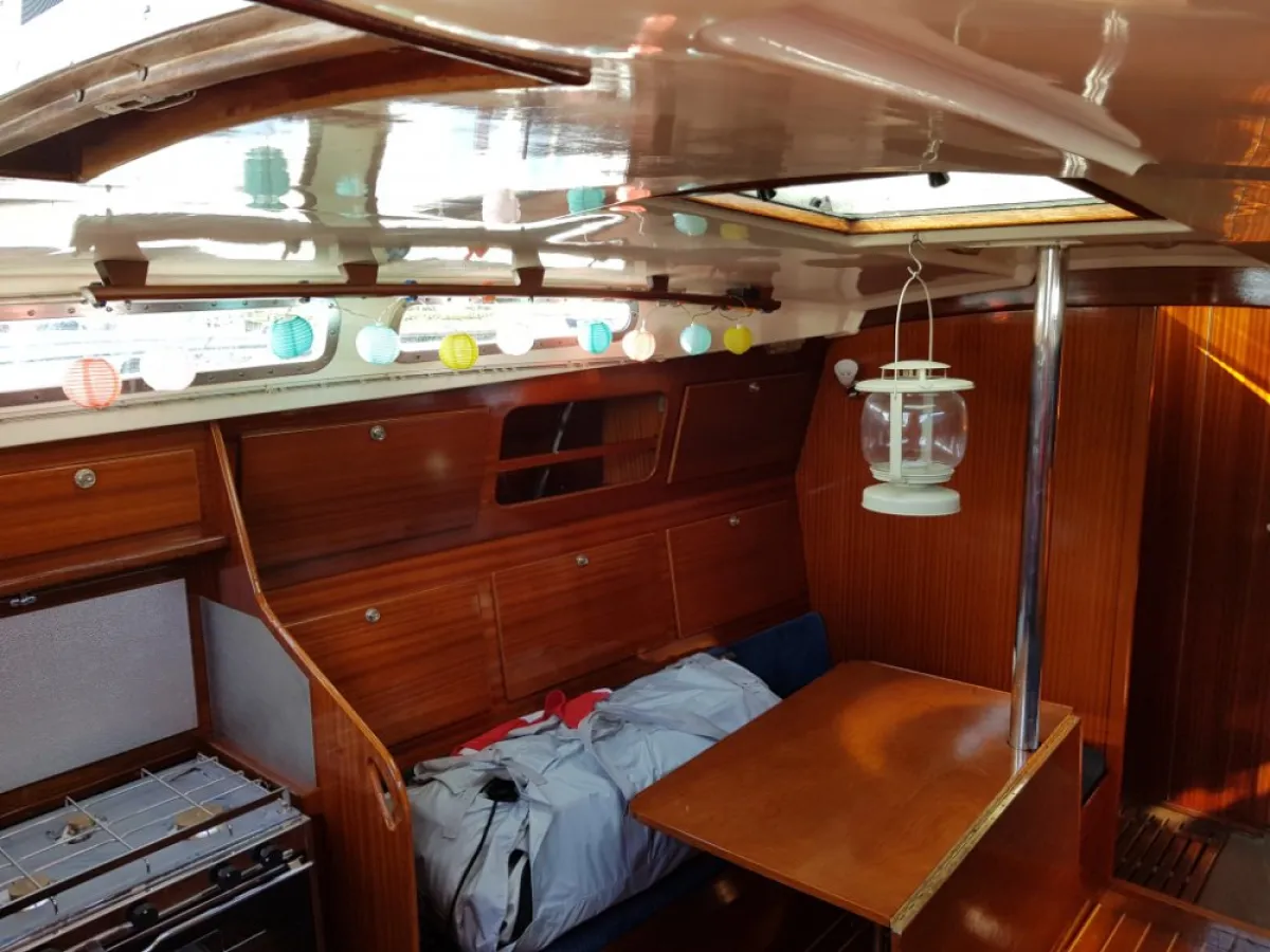 Polyester Sailboat Contest 31 HT AC