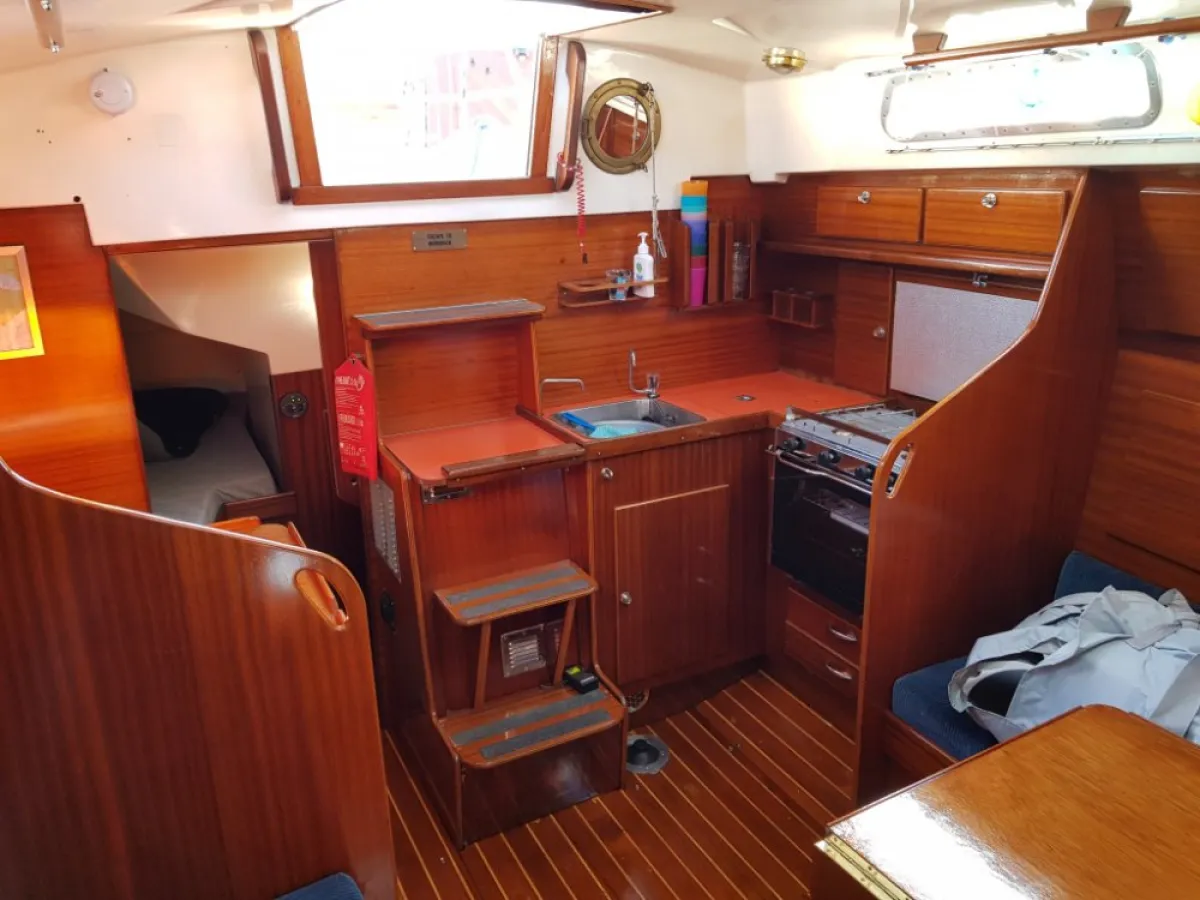 Polyester Sailboat Contest 31 HT AC