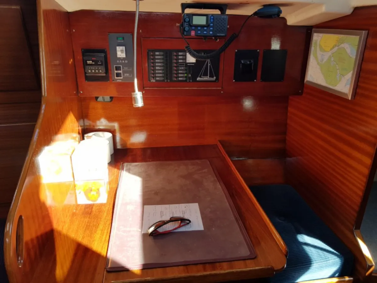 Polyester Sailboat Contest 31 HT AC