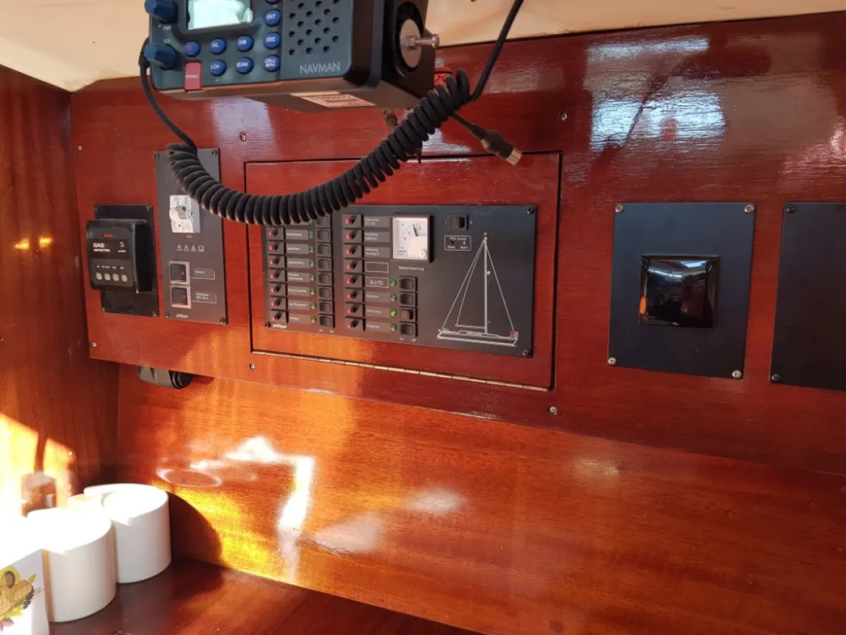 Polyester Sailboat Contest 31 HT AC