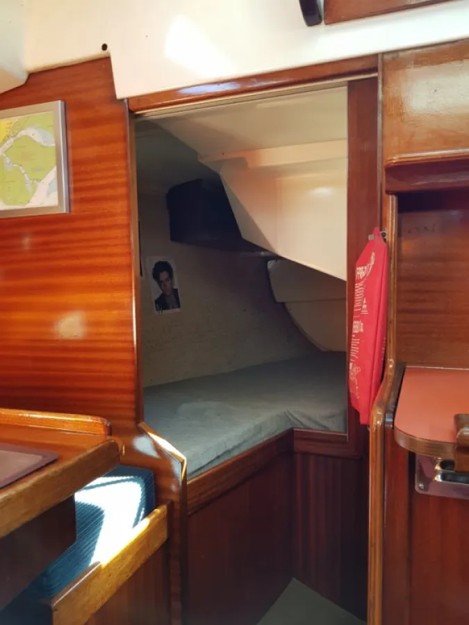 Polyester Sailboat Contest 31 HT AC
