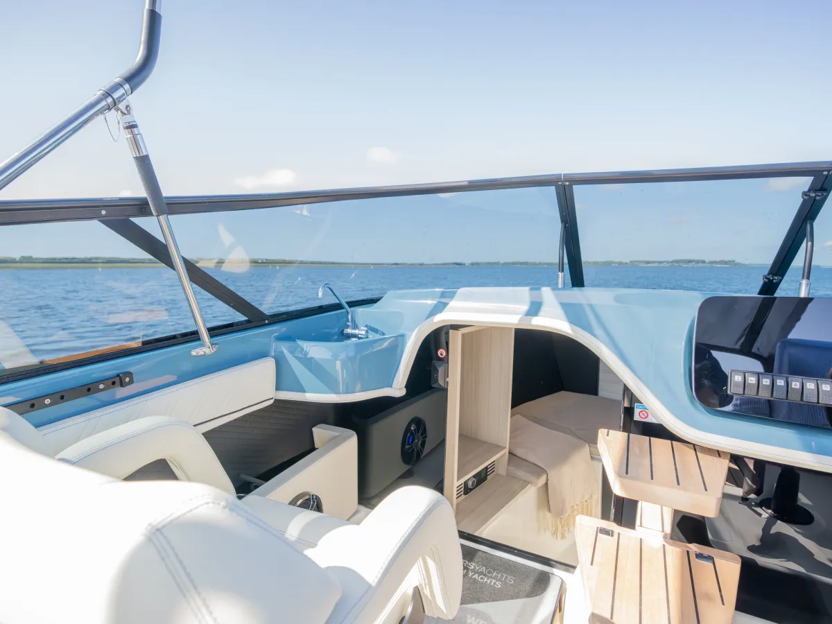 Polyester Motorboat Cranchi E26 Classic