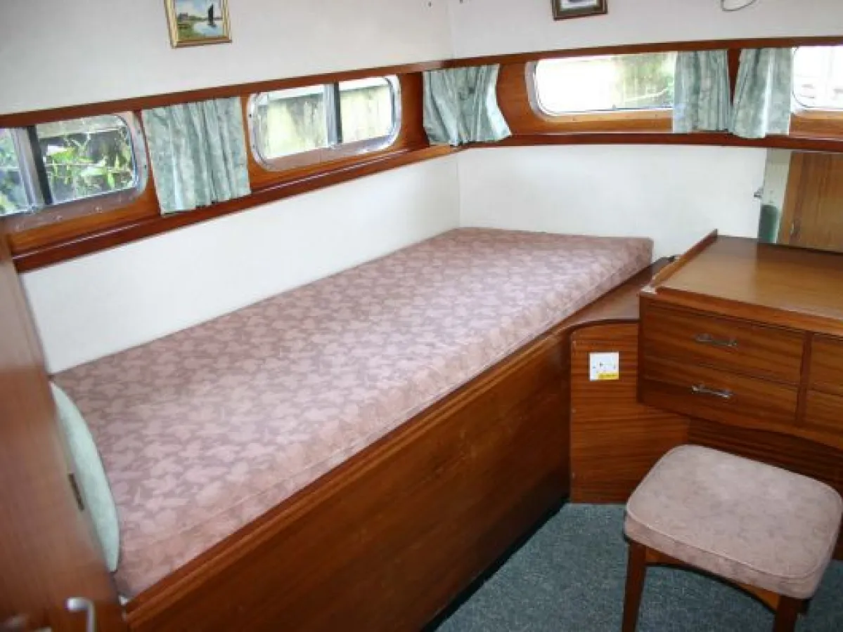 Polyester Motorboat Broom 39 Continental