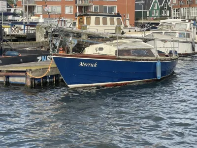 Cabin sailboat 600