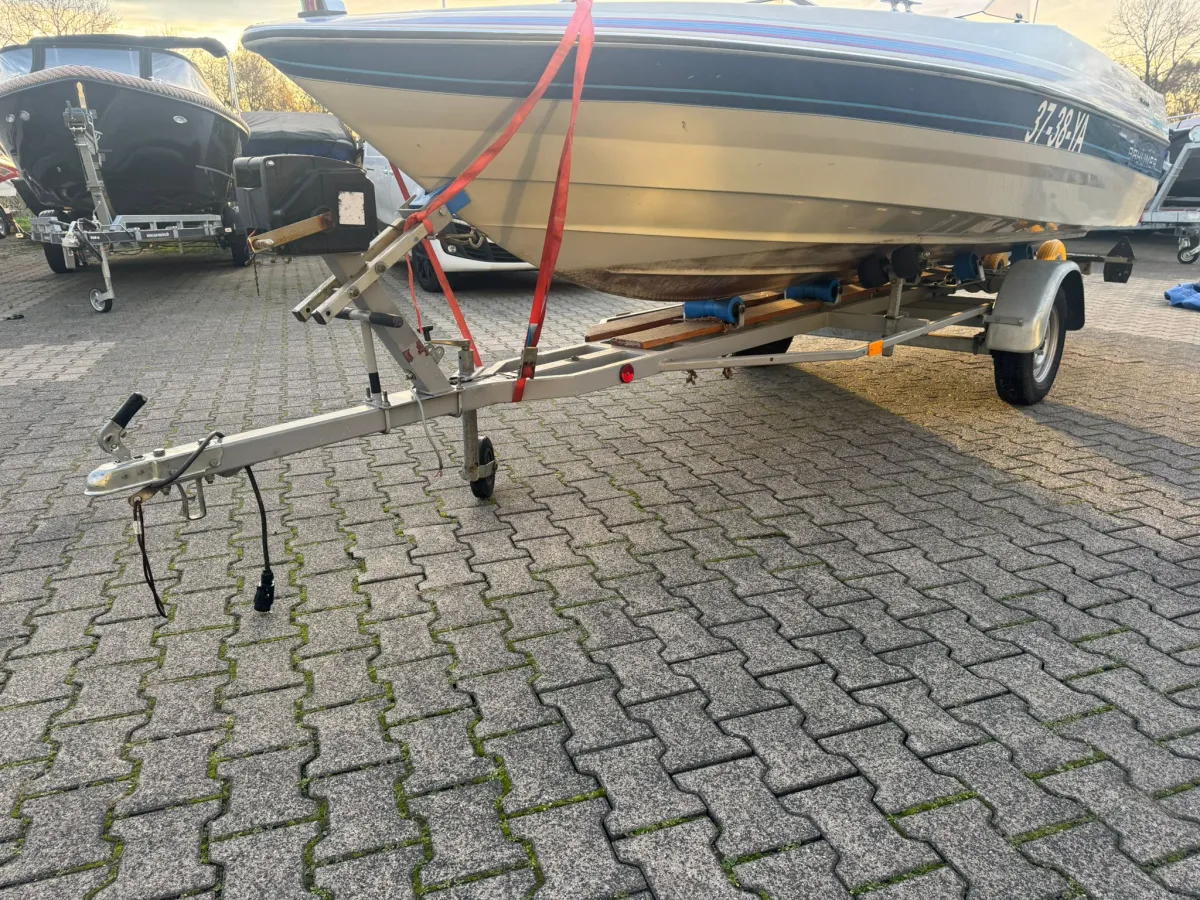 Polyester Speedboat Bayliner Capri 1500