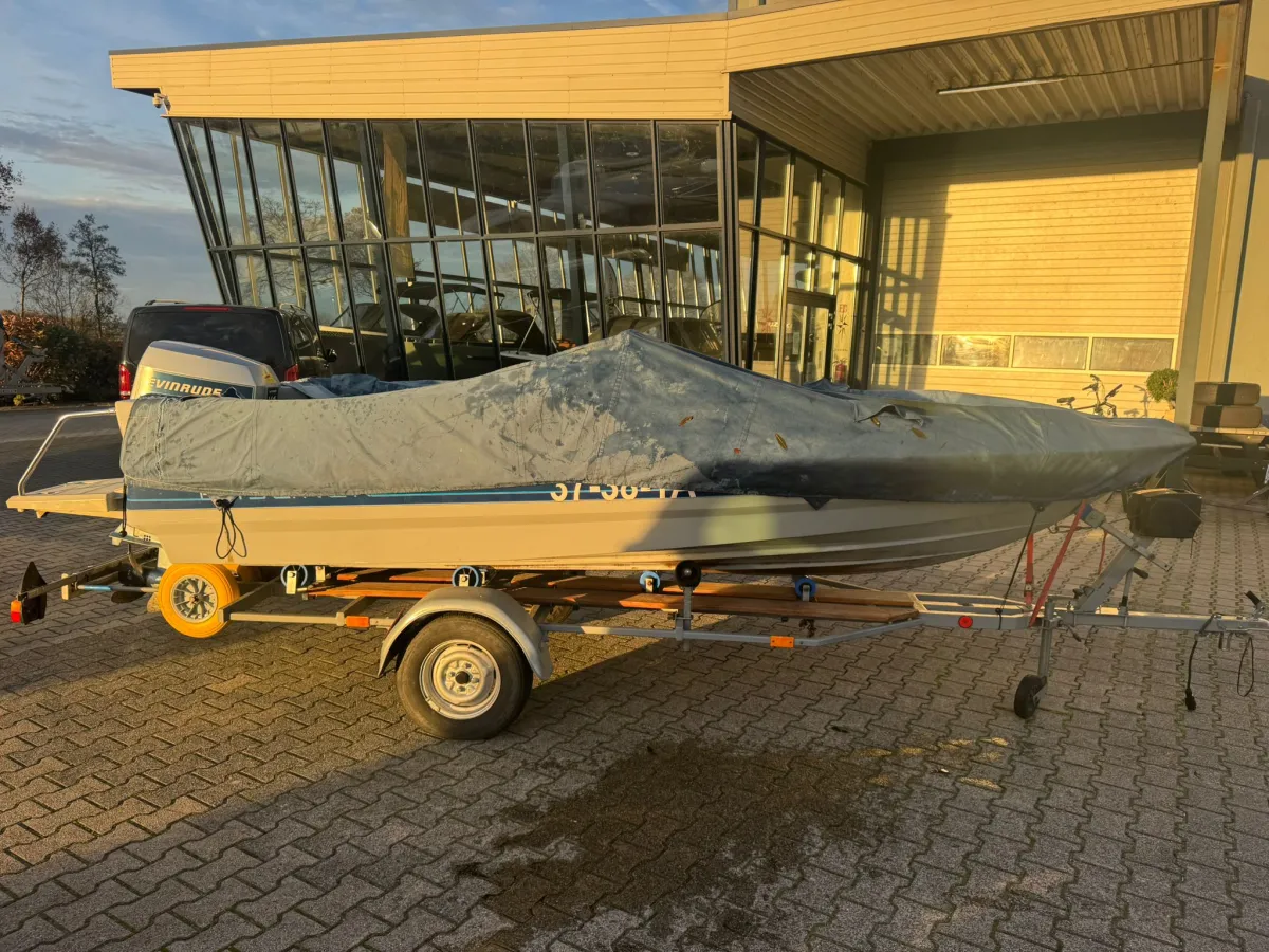 Polyester Speedboat Bayliner Capri 1500