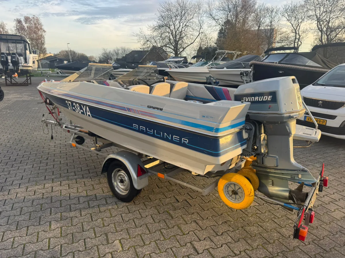 Polyester Speedboat Bayliner Capri 1500