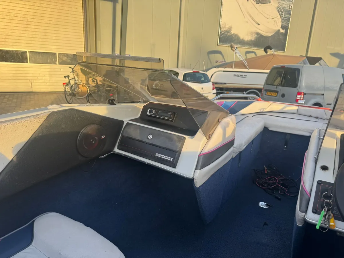 Polyester Speedboat Bayliner Capri 1500