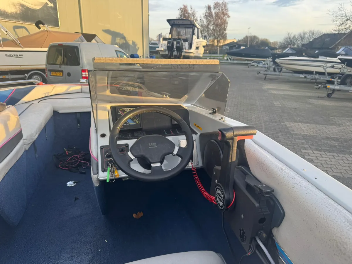 Polyester Speedboat Bayliner Capri 1500