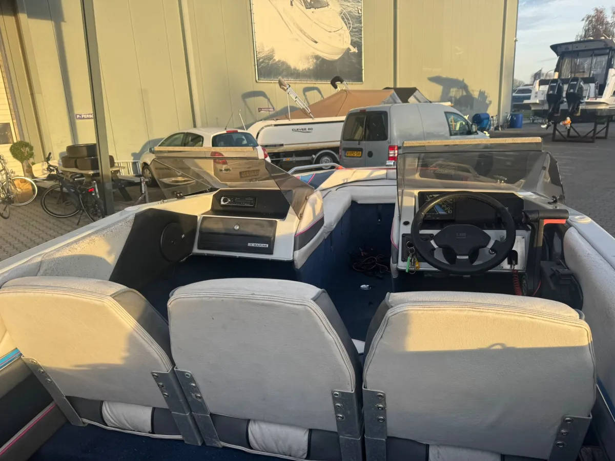 Polyester Speedboat Bayliner Capri 1500