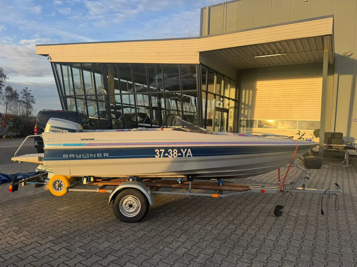 Polyester Speedboat Bayliner Capri 1500