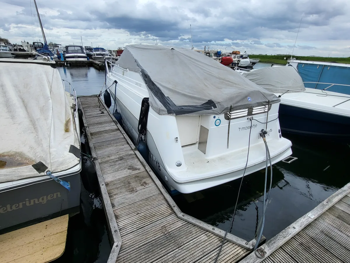 Polyester Speedboat Maxum 2400 SCR