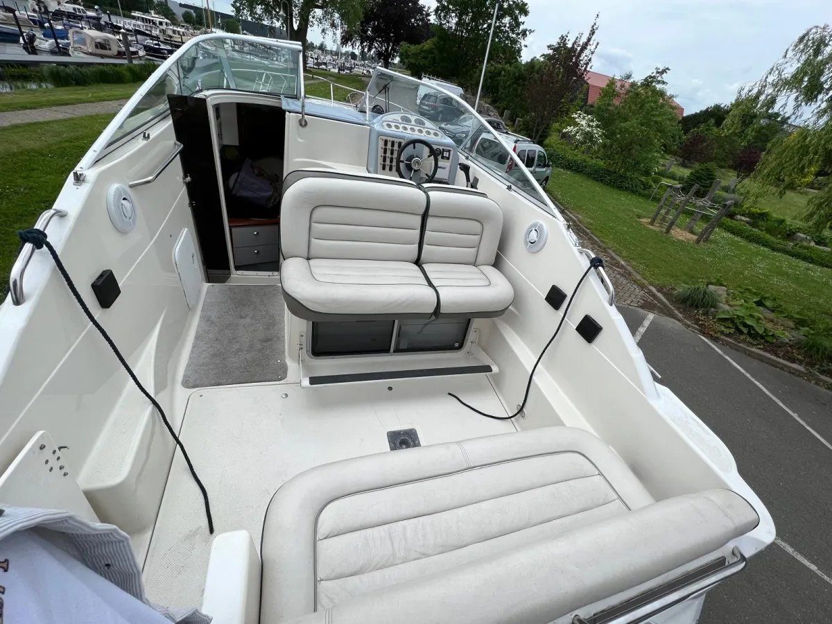 Polyester Speedboat Maxum 2400 SCR