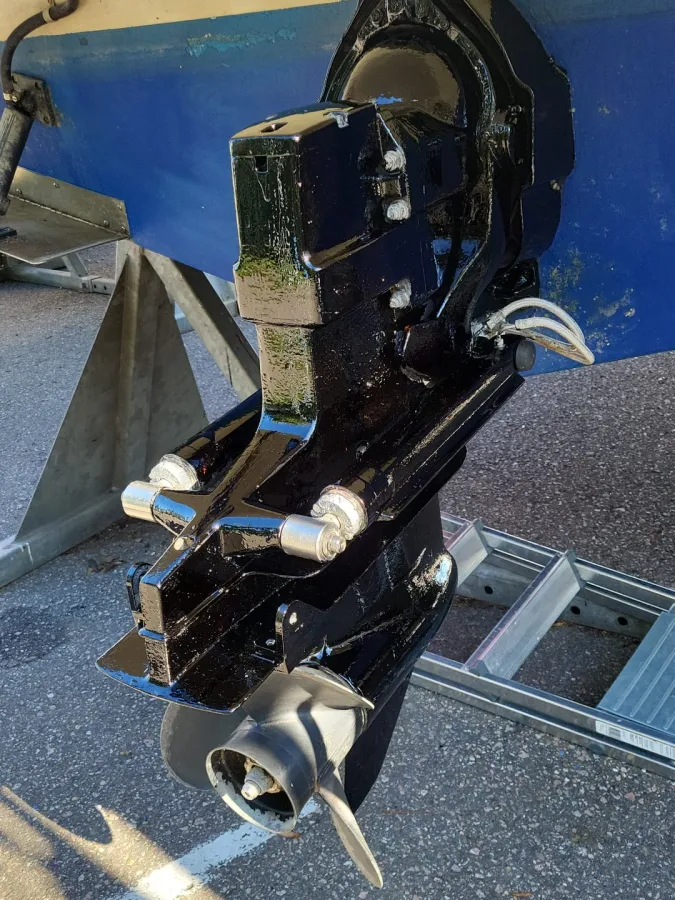 Polyester Speedboat Maxum 2400 SCR