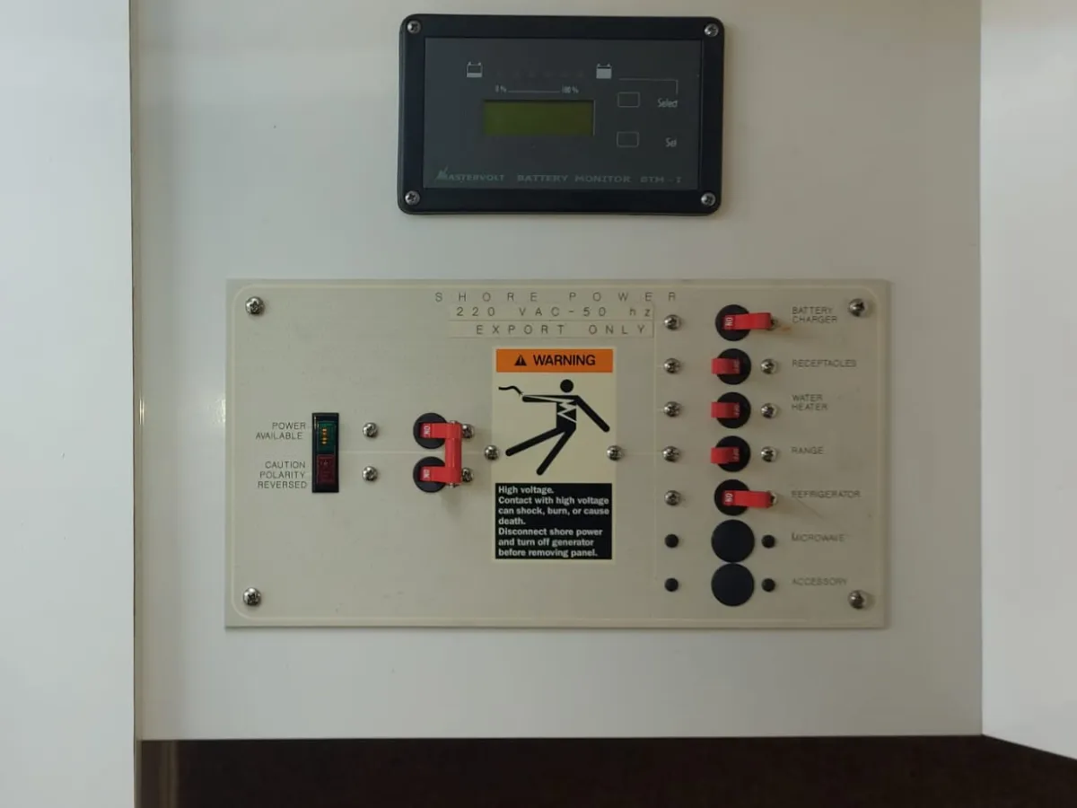 Polyester Speedboat Maxum 2400 SCR