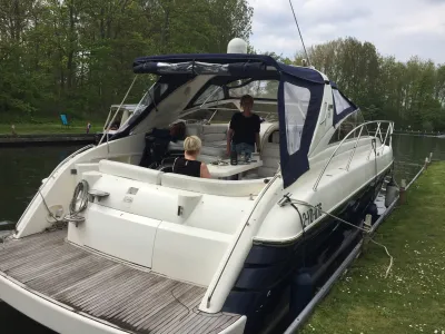 Polyester Motorboat Princess V39 Photo 2