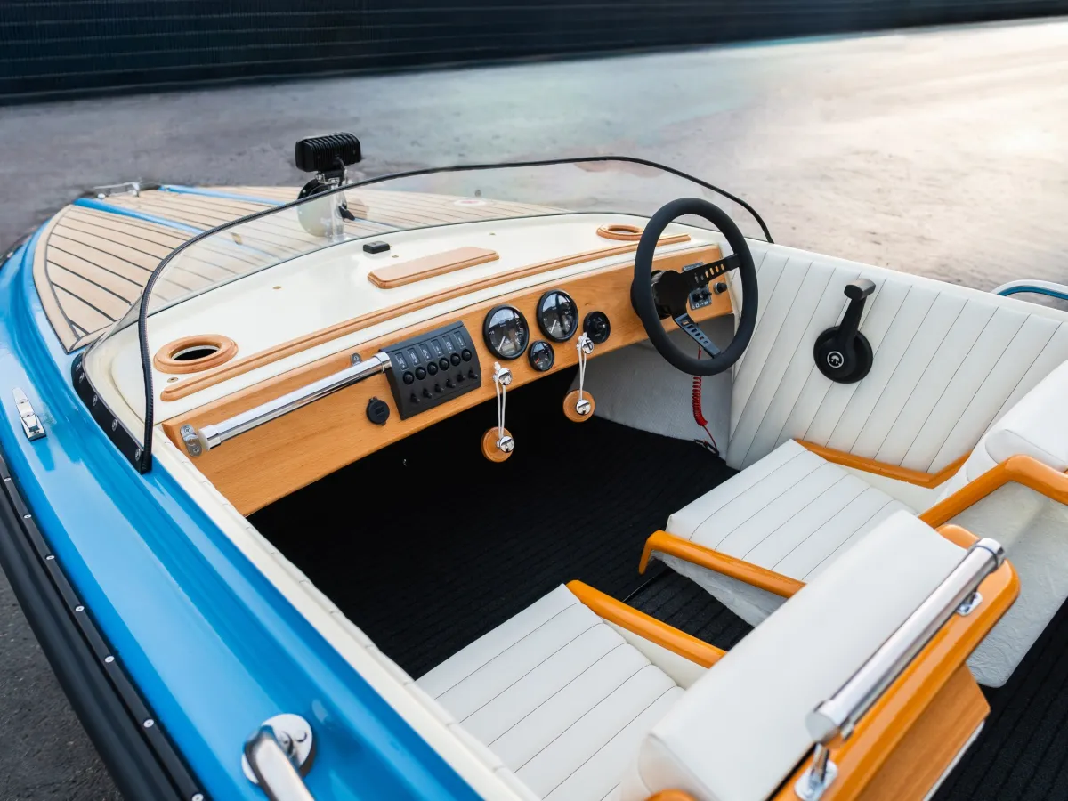 Polyester Motorboot Finn V-boat