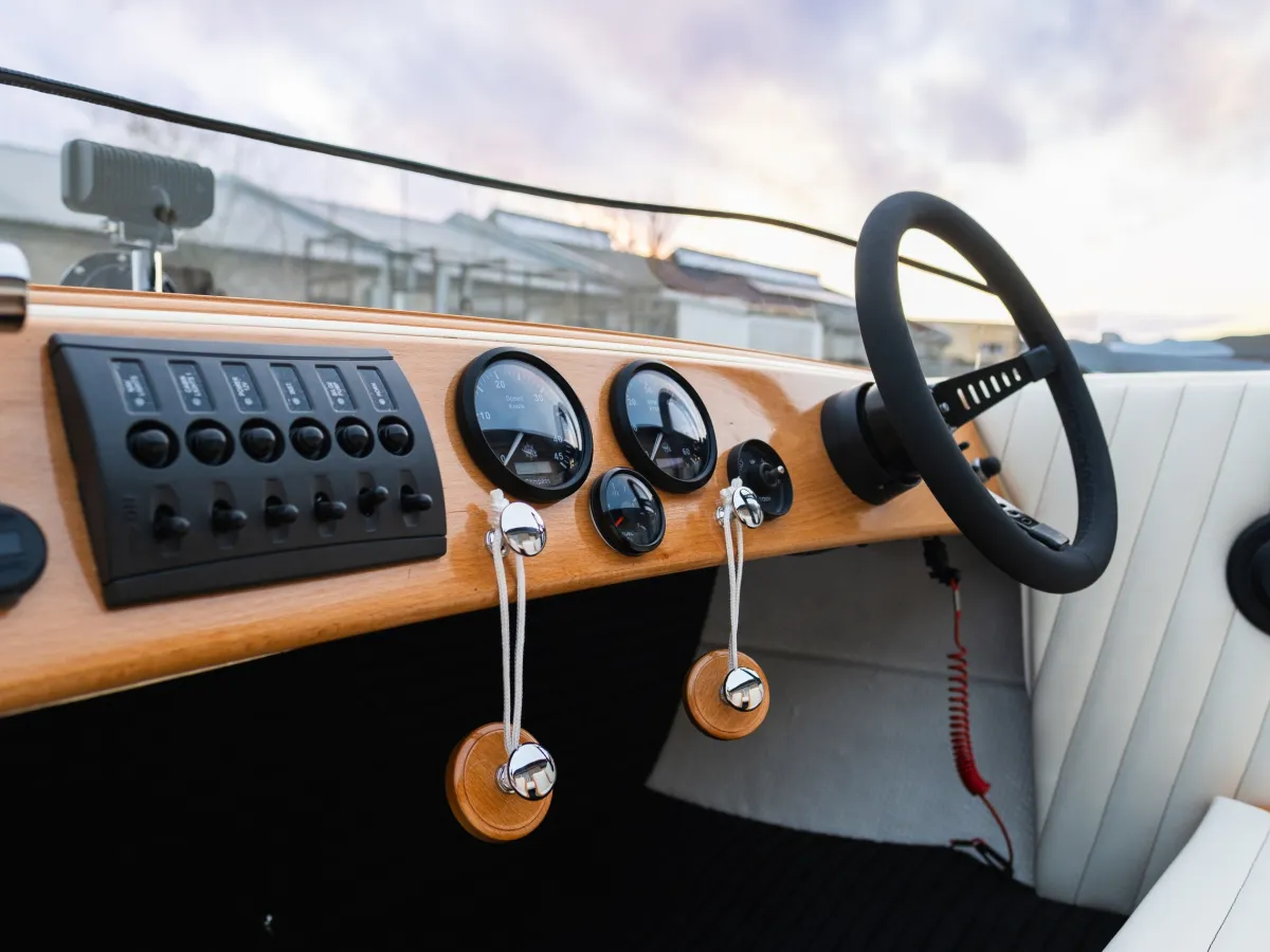 Polyester Motorboot Finn V-boat