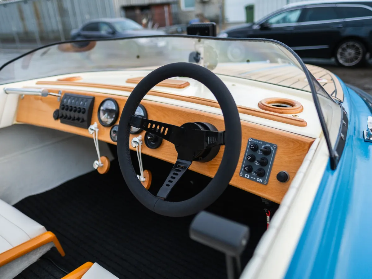 Polyester Motorboot Finn V-boat