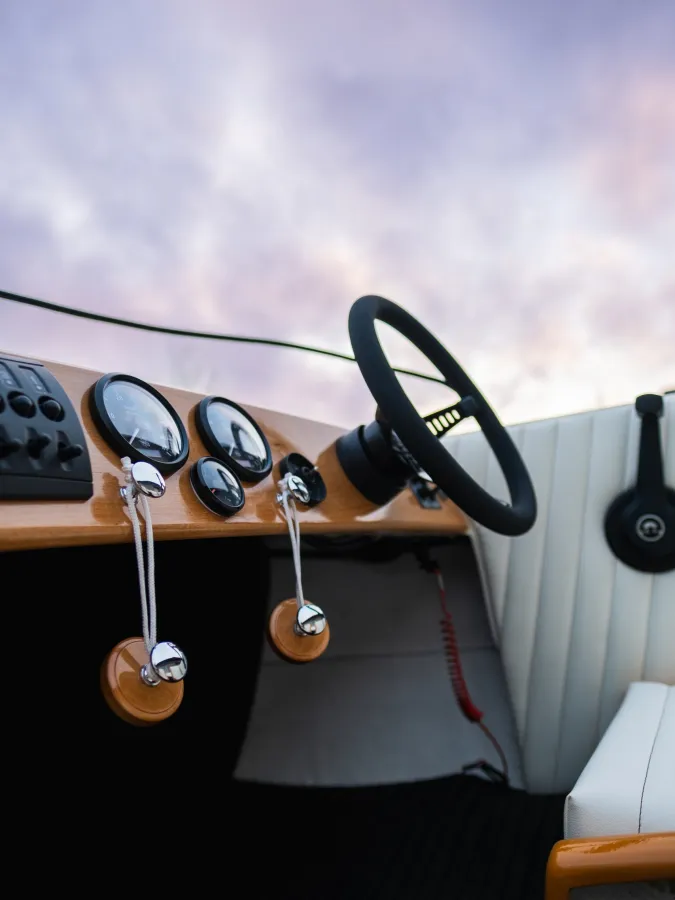 Polyester Motorboot Finn V-boat