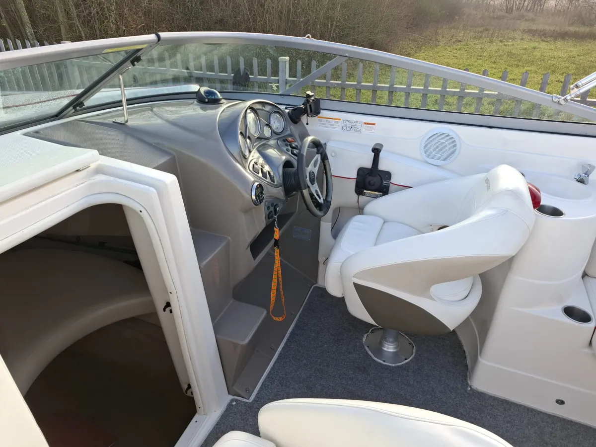 Polyester Speedboat Rinker 246 Captiva Cuddy