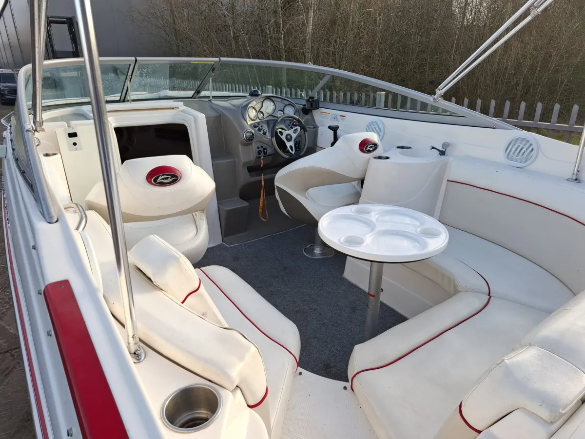 Polyester Speedboat Rinker 246 Captiva Cuddy