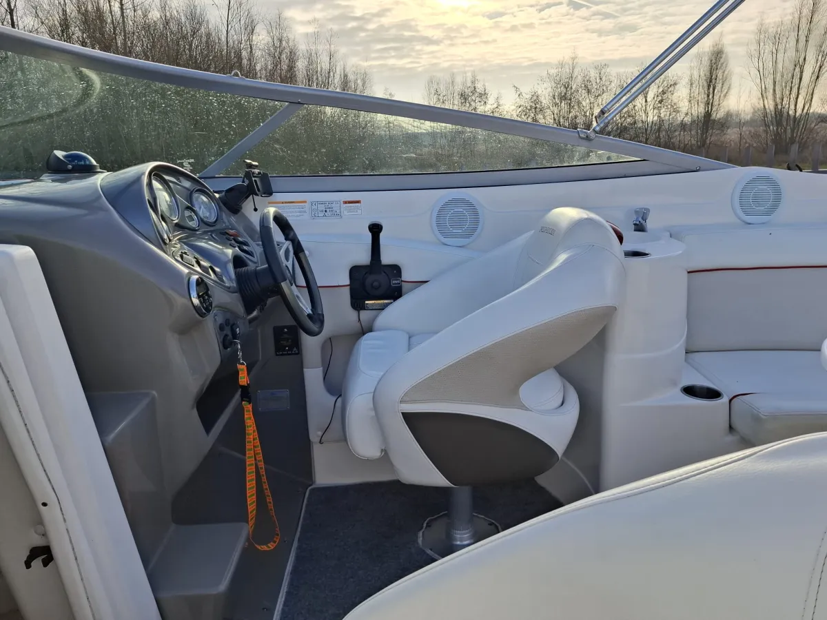 Polyester Speedboat Rinker 246 Captiva Cuddy