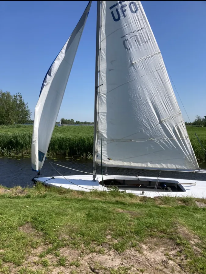 Polyester Voilier UFO 600