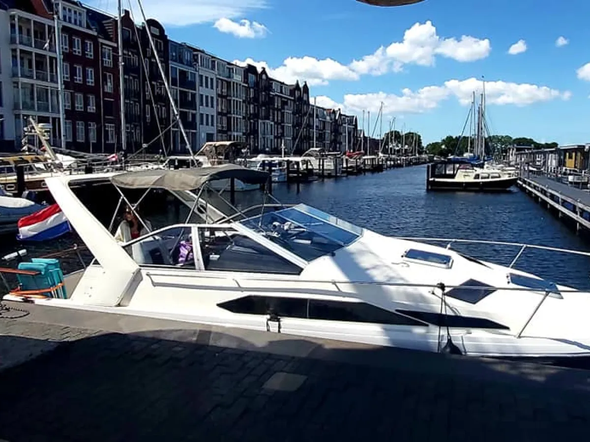 Polyester Motorboat Bayliner 2655 wide body