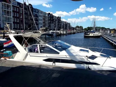 Polyester Motorboat Bayliner 2655 wide body Photo 4