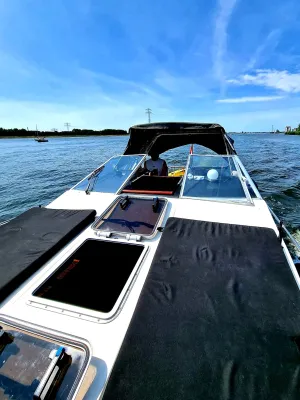 Polyester Motorboat Bayliner 2655 wide body Photo 6