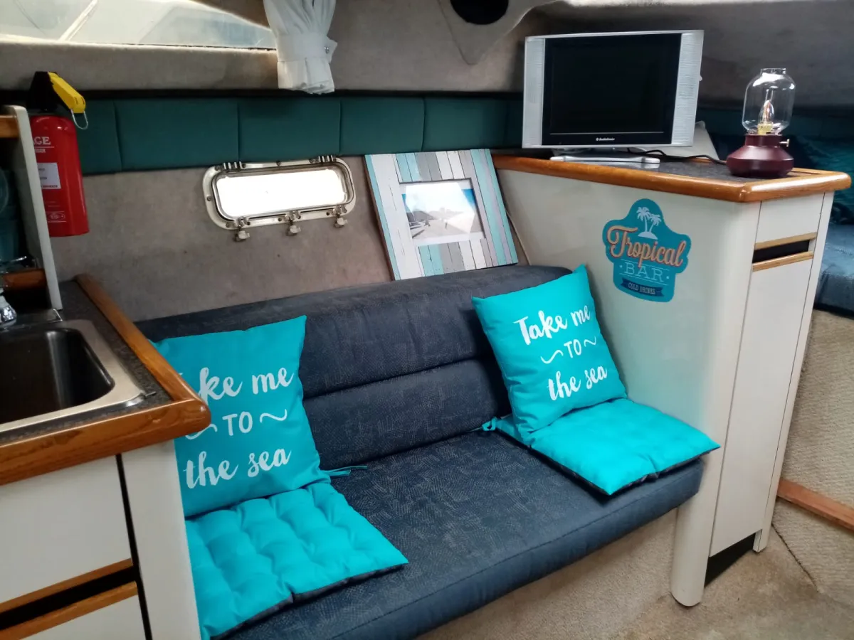 Polyester Motorboat Bayliner 2655 wide body