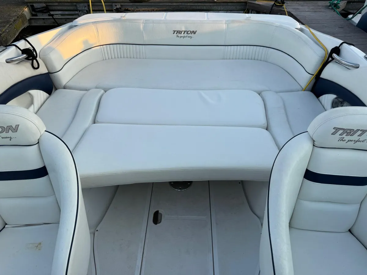 Polyester Speedboot Triton 225 Cuddy