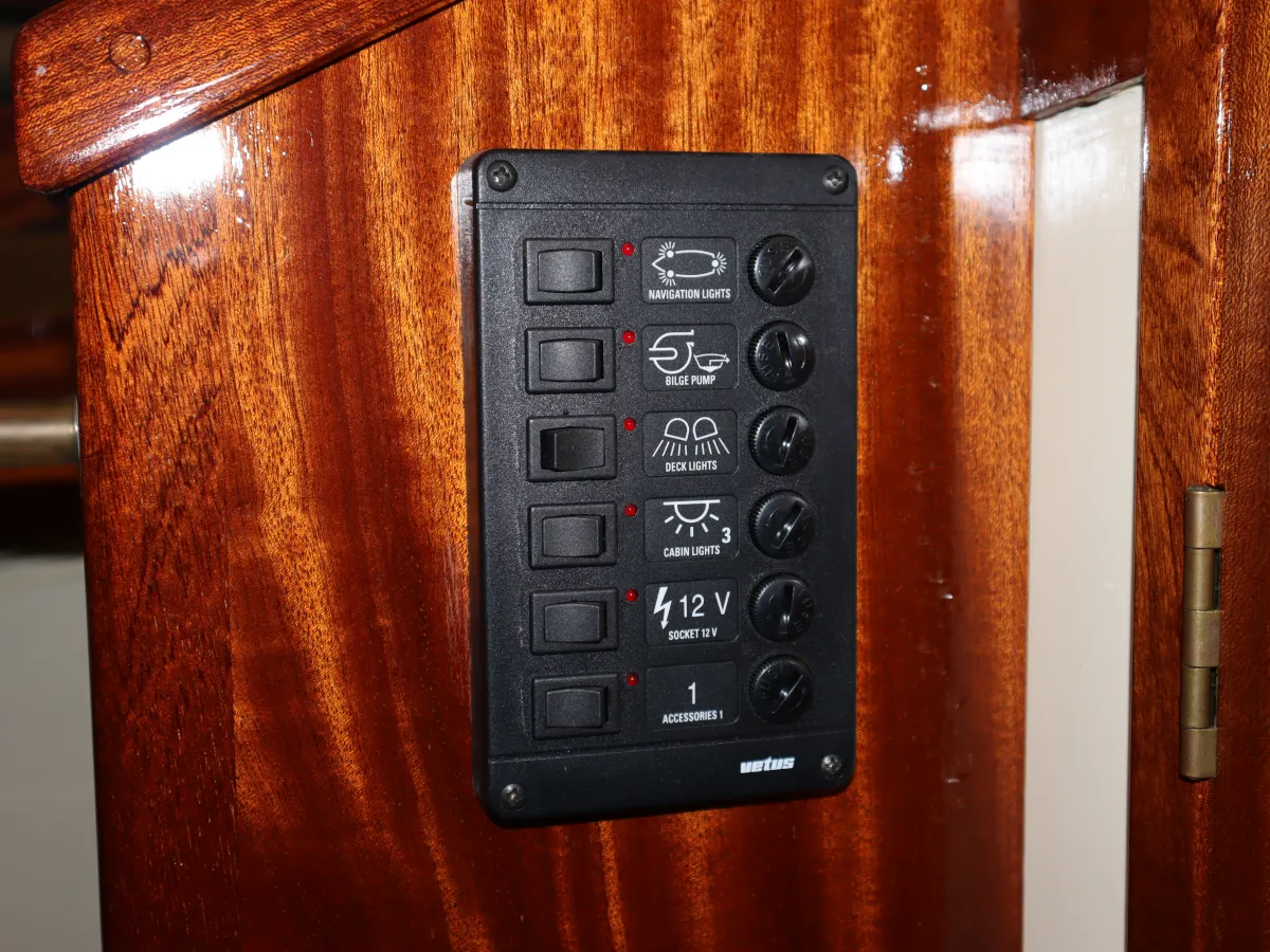 Hout Open motorboot Storebro Solo 25