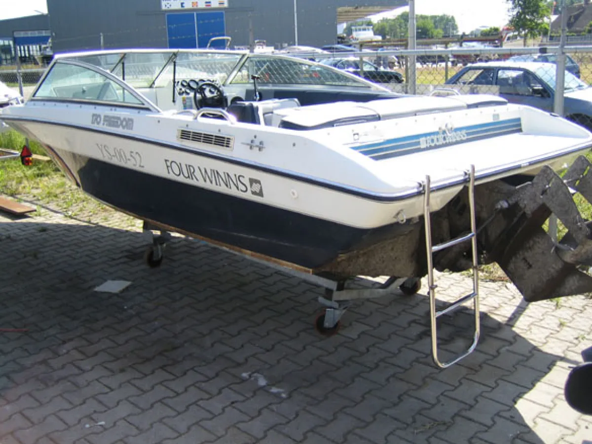 Polyester Speedboot Four Winns 170 Freedom