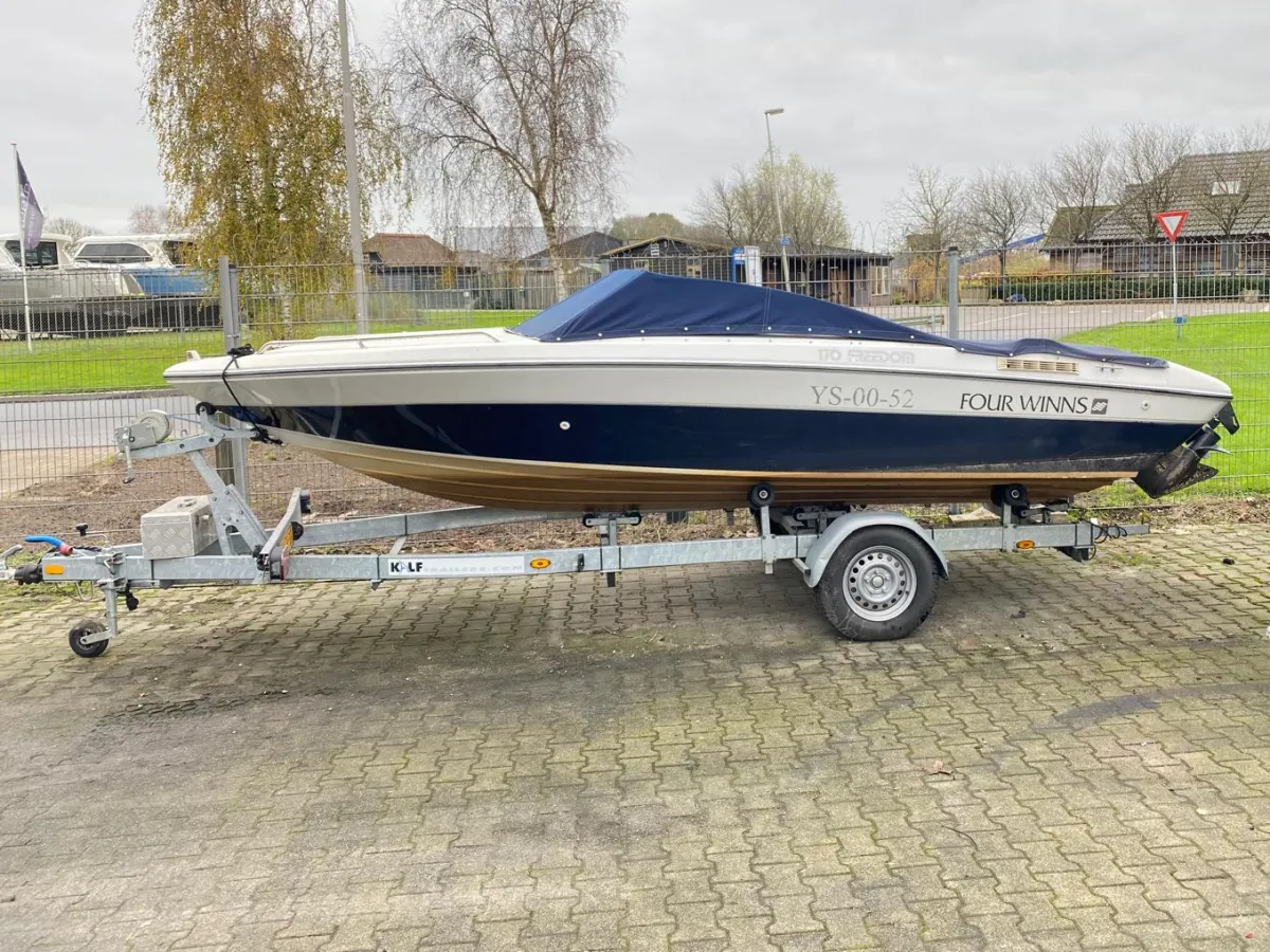 Polyester Speedboot Four Winns 170 Freedom